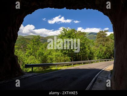 Tunnel auf der Straße zwischen Gombrèn und Castellar de n'Hug im Montgrony-Gebirge (Ripollès, Gerona, Katalonien, Spanien, Pyrenäen) Stockfoto