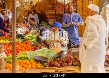 Rissani, Marokko - 02. April 2023: Marktszene mit Gemüseständen, Verkäufern und Käufern, In Rissani, Sahara, Marokko Stockfoto