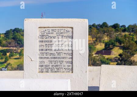 Fez, Marokko - 31. März 2023: Blick auf die Grabsteine auf dem jüdischen Friedhof in Fez, Marokko Stockfoto