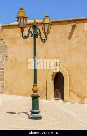 Blick auf ein typisches Haus, mit Straßenlaternen, in der Kasbah der Udayas, in Rabat, Marokko Stockfoto