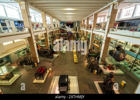 Im Science Museum in London, England. Panoramablick auf das Innere der Museumsgalerie mit historischen Sammlungen. Lebensstil und Kultur Stockfoto