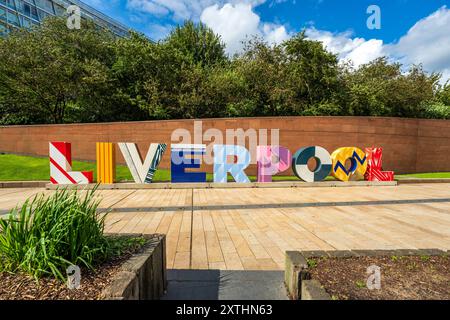 Farbenfrohes ikonisches Liverpool-Schild, eine Skulptur im Zentrum von Liverpool One Garden an einem sonnigen Tag ohne Menschen. Eine lustige Fotogelegenheit in Liverpool. Stockfoto