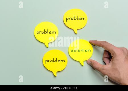 Ein flaches Lay-Bild mit drei gelben Sprechblasen mit dem Wort „Problem“ und einer gelben Sprechblase mit dem Wort „Lösung“. Finden Sie eine Lösung Stockfoto