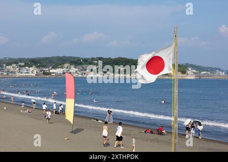 Enoshima, Japan. August 2024. Japanische Flagge fliegt an einem sonnigen Sommertag am Strand von Enoshima im Wind. (Foto: Stanislav Kogiku/SOPA Images/SIPA USA) Credit: SIPA USA/Alamy Live News Stockfoto