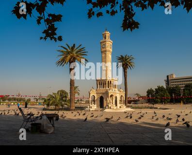 Konak-Platz. Vormittag am historischen Uhrenturm von Izmir. Historische und wichtige Reiseziele in der Türkei. Stockfoto