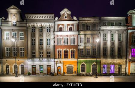 Historische Mietshäuser im Zentrum des alten Marktplatzes. Nachtfoto. Europäische Architektur. Stockfoto