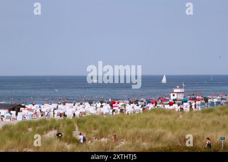 Blick am Mittwoch 14.08.2024 im Ostseebad Warnemünde, ein Ortsteil der Hanse- und Universitätsstadt Rostock, bei sommerlichem Wetter auf den örtlichen Strand. In den Urlaubsorten entlang der Ostseeküste des Landes Mecklenburg Vorpommern herrscht derzeit reges Treiben. In direkter Strandnähe ist fast kein freier Platz mehr zu finden und die Restaurants sind gut besucht. Dennoch bleibt ein Wermutstropfen. Die Preise in den Tourismusregionen des Landes MV sind in diesem Jahr noch einmal gestiegen. Das hält zahlreiche Menschen aber nicht davon ab, die Badeorte auf dem Festland und den Inseln der Stockfoto