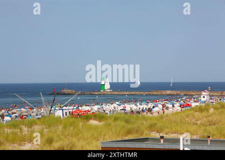 Blick am Mittwoch 14.08.2024 im Ostseebad Warnemünde, ein Ortsteil der Hanse- und Universitätsstadt Rostock, bei sommerlichem Wetter auf den örtlichen Strand. In den Urlaubsorten entlang der Ostseeküste des Landes Mecklenburg Vorpommern herrscht derzeit reges Treiben. In direkter Strandnähe ist fast kein freier Platz mehr zu finden und die Restaurants sind gut besucht. Dennoch bleibt ein Wermutstropfen. Die Preise in den Tourismusregionen des Landes MV sind in diesem Jahr noch einmal gestiegen. Das hält zahlreiche Menschen aber nicht davon ab, die Badeorte auf dem Festland und den Inseln der Stockfoto