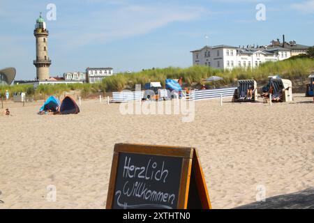 Blick am Mittwoch 14.08.2024 im Ostseebad Warnemünde, ein Ortsteil der Hanse- und Universitätsstadt Rostock, bei sommerlichem Wetter auf den örtlichen Strand. In den Urlaubsorten entlang der Ostseeküste des Landes Mecklenburg Vorpommern herrscht derzeit reges Treiben. In direkter Strandnähe ist fast kein freier Platz mehr zu finden und die Restaurants sind gut besucht. Dennoch bleibt ein Wermutstropfen. Die Preise in den Tourismusregionen des Landes MV sind in diesem Jahr noch einmal gestiegen. Das hält zahlreiche Menschen aber nicht davon ab, die Badeorte auf dem Festland und den Inseln der Stockfoto