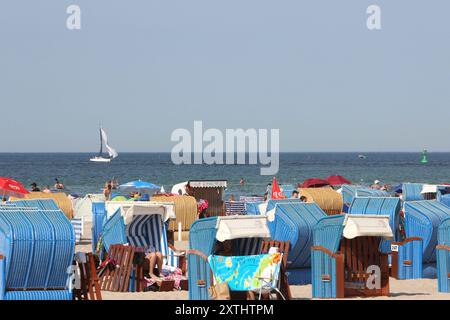 Blick am Mittwoch 14.08.2024 im Ostseebad Warnemünde, ein Ortsteil der Hanse- und Universitätsstadt Rostock, bei sommerlichem Wetter auf den örtlichen Strand. In den Urlaubsorten entlang der Ostseeküste des Landes Mecklenburg Vorpommern herrscht derzeit reges Treiben. In direkter Strandnähe ist fast kein freier Platz mehr zu finden und die Restaurants sind gut besucht. Dennoch bleibt ein Wermutstropfen. Die Preise in den Tourismusregionen des Landes MV sind in diesem Jahr noch einmal gestiegen. Das hält zahlreiche Menschen aber nicht davon ab, die Badeorte auf dem Festland und den Inseln der Stockfoto