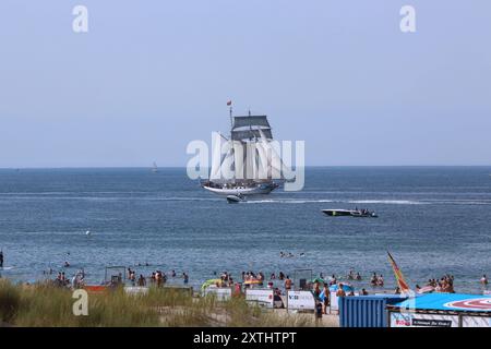 Blick am Mittwoch 14.08.2024 im Ostseebad Warnemünde, ein Ortsteil der Hanse- und Universitätsstadt Rostock, bei sommerlichem Wetter auf den örtlichen Strand. In den Urlaubsorten entlang der Ostseeküste des Landes Mecklenburg Vorpommern herrscht derzeit reges Treiben. In direkter Strandnähe ist fast kein freier Platz mehr zu finden und die Restaurants sind gut besucht. Dennoch bleibt ein Wermutstropfen. Die Preise in den Tourismusregionen des Landes MV sind in diesem Jahr noch einmal gestiegen. Das hält zahlreiche Menschen aber nicht davon ab, die Badeorte auf dem Festland und den Inseln der Stockfoto