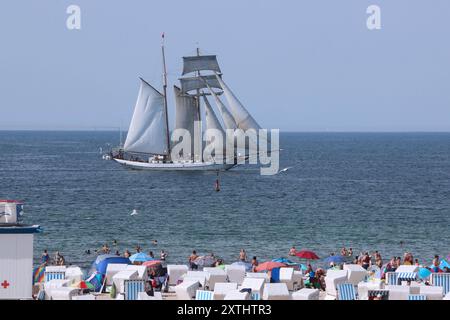 Blick am Mittwoch 14.08.2024 im Ostseebad Warnemünde, ein Ortsteil der Hanse- und Universitätsstadt Rostock, bei sommerlichem Wetter auf den örtlichen Strand. In den Urlaubsorten entlang der Ostseeküste des Landes Mecklenburg Vorpommern herrscht derzeit reges Treiben. In direkter Strandnähe ist fast kein freier Platz mehr zu finden und die Restaurants sind gut besucht. Dennoch bleibt ein Wermutstropfen. Die Preise in den Tourismusregionen des Landes MV sind in diesem Jahr noch einmal gestiegen. Das hält zahlreiche Menschen aber nicht davon ab, die Badeorte auf dem Festland und den Inseln der Stockfoto