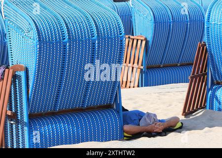 Blick am Mittwoch 14.08.2024 im Ostseebad Warnemünde, ein Ortsteil der Hanse- und Universitätsstadt Rostock, bei sommerlichem Wetter auf den örtlichen Strand. In den Urlaubsorten entlang der Ostseeküste des Landes Mecklenburg Vorpommern herrscht derzeit reges Treiben. In direkter Strandnähe ist fast kein freier Platz mehr zu finden und die Restaurants sind gut besucht. Dennoch bleibt ein Wermutstropfen. Die Preise in den Tourismusregionen des Landes MV sind in diesem Jahr noch einmal gestiegen. Das hält zahlreiche Menschen aber nicht davon ab, die Badeorte auf dem Festland und den Inseln der Stockfoto