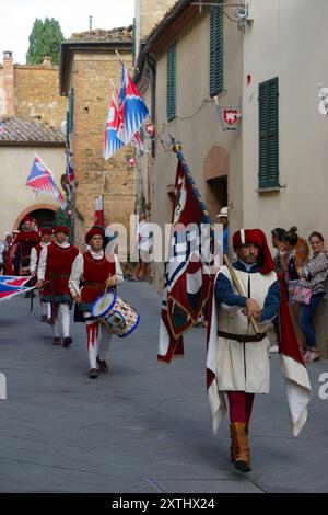 Prozession in historischen Gewändern zur mittelalterlichen Parade in Montisi, Montalcino, Provinz Siena, italien - 2024 Stockfoto