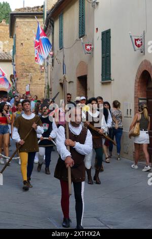 Prozession in historischen Gewändern zur mittelalterlichen Parade in Montisi, Montalcino, Provinz Siena, italien - 2024 Stockfoto