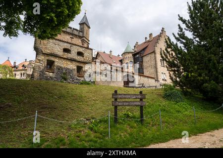 Schloss Lichtenstein, neugotische Burg in der Schwäbischen Alb in Süddeutschland, mit Blick auf das Echaztal bei Honau, Reutlingen in Stockfoto