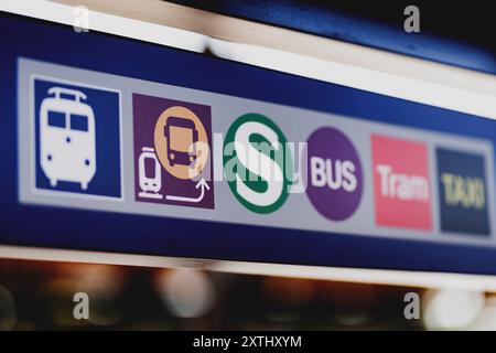 Berlin, Deutschland. August 2024. Ein Schild am Bahnhof zeigt Weiterverkehrswege mit Piktogrammen, aufgenommen in Berlin, 12. August 2024. Quelle: dpa/Alamy Live News Stockfoto