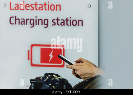 Schönefeld, Deutschland. August 2024. Ladestation am Flughafen Berlin-Brandenburg 'Willy Brandt' (BER) in Schönefeld, 12. August 2024. Quelle: dpa/Alamy Live News Stockfoto