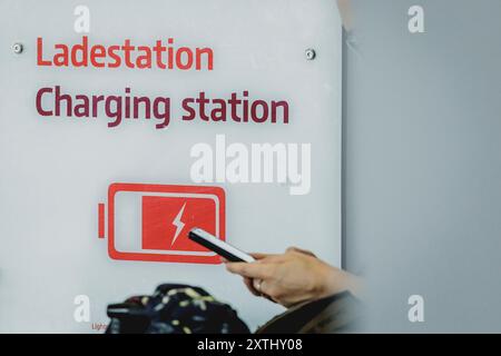 Schönefeld, Deutschland. August 2024. Ladestation am Flughafen Berlin-Brandenburg 'Willy Brandt' (BER) in Schönefeld, 12. August 2024. Quelle: dpa/Alamy Live News Stockfoto