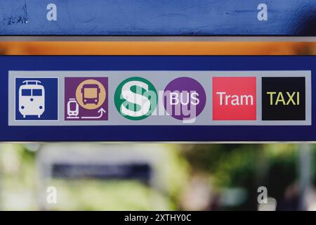 Berlin, Deutschland. August 2024. Ein Schild am Bahnhof zeigt Weiterverkehrswege mit Piktogrammen, aufgenommen in Berlin, 12. August 2024. Quelle: dpa/Alamy Live News Stockfoto