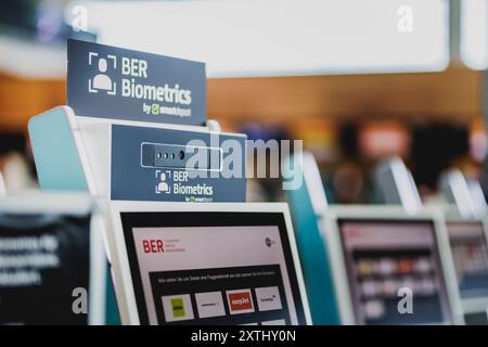 Schönefeld, Deutschland. August 2024. Self-Chek-in, ein mit BER-Biometrie ausgestatteter Schalter, aufgenommen am Flughafen Berlin Brandenburg 'Willy Brandt' (BER) in Schönefeld, 12. August 2024. Quelle: dpa/Alamy Live News Stockfoto