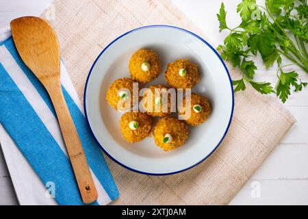 Spanische Tapa-Kroketten mit Bechamelsauce und gefülltem Fisch und Mayonnaise. Tabelle mit Draufsicht. Stockfoto