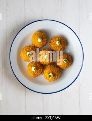 Spanische Tapa-Kroketten mit Bechamelsauce und gefülltem Fisch und Mayonnaise. Tabelle mit Draufsicht. Stockfoto