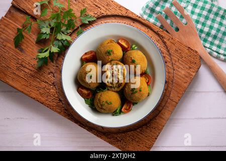 Spanische Tapa-Kroketten mit Bechamelsoße, gefüllt mit Tintenfisch und Kartoffeln. Tabelle mit Draufsicht Stockfoto