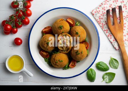 Spanische Tapa-Kroketten mit Bechamelsoße, gefüllt mit Tintenfisch und Kartoffeln. Tabelle mit Draufsicht Stockfoto