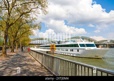 Blick entlang des Rheins in der Nähe der Hohenzollernbrücke in Köln. Stockfoto