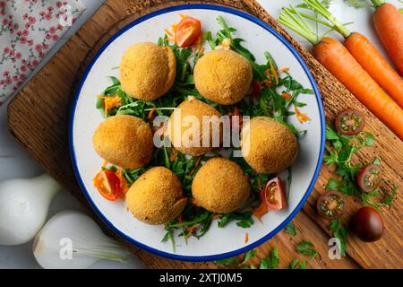 Spanische Tapa-Kroketten mit Bechamelsauce und gefüllt mit iberischem Schinken. Tabellenansicht Draufsicht Stockfoto