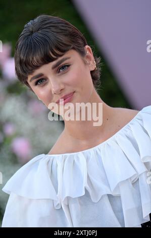 Los Angeles, USA. August 2024. LOS ANGELES, USA. 14. August 2024: Taylor Hill bei der Premiere der vierten Staffel von Emily in Paris im Ägyptischen Theater. Bildnachweis: Paul Smith/Alamy Live News Stockfoto