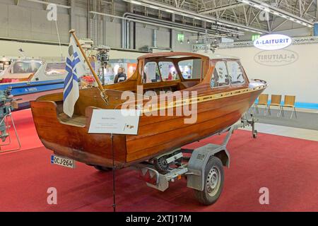 Pasila, Helsinki, Finnland – 14. Februar 2024: Satella Cabin Boat auf der Messe Vene – Båt (Boat) 2024 in Messukeskus Helsinki. Stockfoto