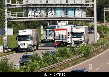 Grenzübergang LKW-Stau, Symbolbild, Grenzübergang, Basel, LKW-Stau, Autobahn, Transitverkehr, Zoll, Schweiz, EuroAirport, Verzollung, Maut, Grenzverkehr, Verkehrsstau, Spedition, Logistik, internationaler Handel, Verkehr, Autobahn A5, Grenze Deutschland-Schweiz *** Grenzübergang LKW-Stau, Symbolbild, Grenzübergang, Basel, LKW-Stau, autobahn, Transitverkehr, Zoll, Schweiz, EuroAirport, Zollabfertigung, Maut, Grenzverkehr, Verkehrsstau, Spedition, Logistik, internationaler Handel, Verkehr, Autobahn A5, deutsch-schweizerische Grenze Copyright: xGrantxHubbsx Stockfoto