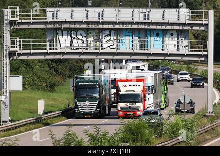 Grenzübergang LKW-Stau, Symbolbild, Grenzübergang, Basel, LKW-Stau, Autobahn, Transitverkehr, Zoll, Schweiz, EuroAirport, Verzollung, Maut, Grenzverkehr, Verkehrsstau, Spedition, Logistik, internationaler Handel, Verkehr, Autobahn A5, Grenze Deutschland-Schweiz *** Grenzübergang LKW-Stau, Symbolbild, Grenzübergang, Basel, LKW-Stau, autobahn, Transitverkehr, Zoll, Schweiz, EuroAirport, Zollabfertigung, Maut, Grenzverkehr, Verkehrsstau, Spedition, Logistik, internationaler Handel, Verkehr, Autobahn A5, deutsch-schweizerische Grenze Copyright: xGrantxHubbsx Stockfoto