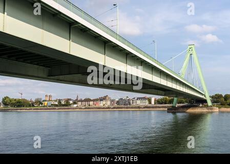 Köln, Deutschland - 28. September 2023: Severinbrücke über den Rhein in Köln, Nordrhein-Westfalen. Stockfoto