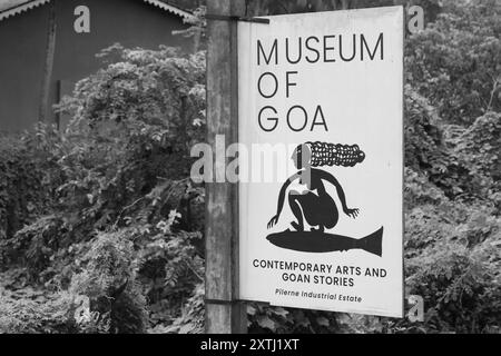 Goa, Indien. Schild an das Museum von Goa. Es ist ein Museum, das dem ländlichen Dorfleben gewidmet ist. Zeitgenössische Kunst und Goan-Geschichten. Goa India, 12. August 2024 Stockfoto