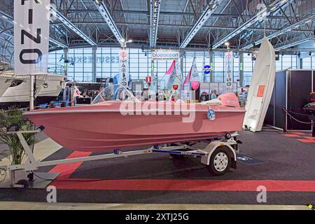 Pasila, Helsinki, Finnland – 14. Februar 2024: Marino Mustang Boot auf der Messe Vene – Båt (Boat) 2024 in Messukeskus Helsinki. Stockfoto