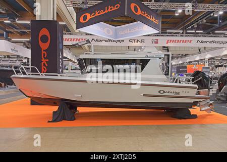 Pasila, Helsinki, Finnland – 14. Februar 2024: Ockelbo B25CAB-Boot auf der Messe Vene – Båt (Boat) 2024 in Messukeskus Helsinki. Stockfoto