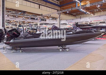 Pasila, Helsinki, Finnland – 14. Februar 2024: Das Boot Iron 767 wird auf der Messe Vene – Båt (Boat) 2024 in Messukeskus Helsinki ausgestellt. Stockfoto