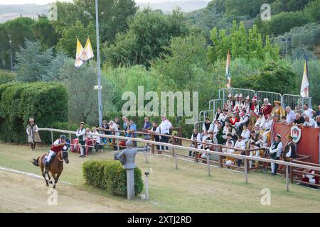 Ritterschlag auf Pferd mit Lanze während des Turniers beim mittelalterlichen Festival Giostra di Simone, Montisi, Montalcino, Provinz Siena, italien Stockfoto