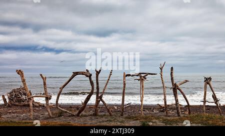 Strichschild Hokitika am Hokitika Beach, Westküste, Südinsel, Aotearoa / Neuseeland. Stockfoto