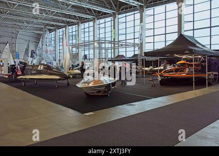 Pasila, Helsinki, Finnland – 14. Februar 2024: Überblick über die Ausstellungshalle auf der Messe Vene – Båt (Boot) 2024 im Messukeskus Helsinki. Stockfoto