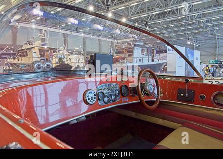 Pasila, Helsinki, Finnland – 14. Februar 2024: Führerhaus des Elite-Bootes auf der Messe Vene – Båt (Boat) 2024 in Messukeskus Helsinki. Stockfoto