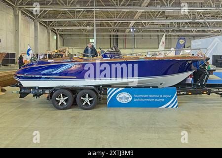 Pasila, Helsinki, Finnland – 14. Februar 2024: Holzboot P91509 auf der Messe Vene – Båt (Boat) 2024 in Messukeskus Helsinki. Stockfoto