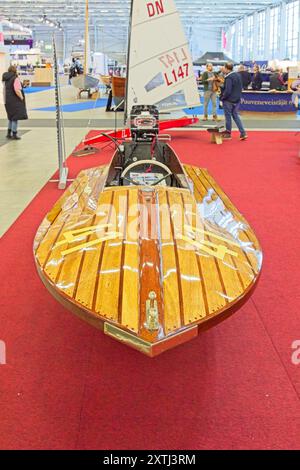 Pasila, Helsinki, Finnland – 14. Februar 2024: Ein Wasserflugzeug der A-Klasse auf der Messe Vene – Båt (Boat) 2024 in Messukeskus Helsinki. Stockfoto