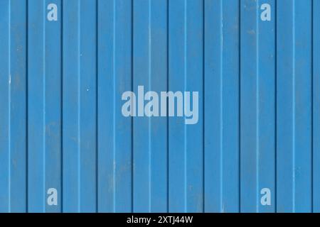 Altes blau lackiertes, galvanisiertes Wellblech. Hintergründe und Texturen. Stockfoto