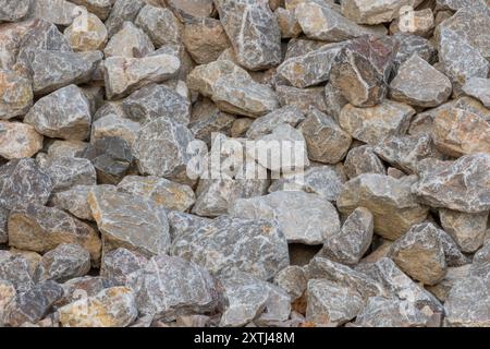 Bauschutt, Nahaufnahme. Größere graue Steine. Hintergründe und Texturen. Stockfoto