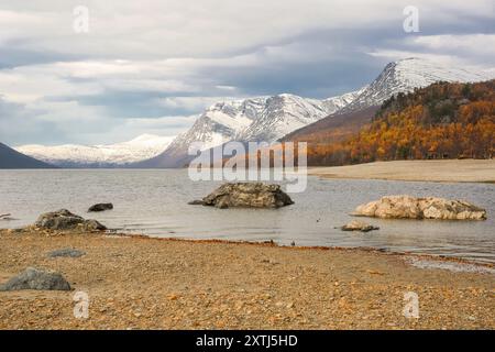 Herbst am See Gjevillvatnet im Bezirk Troendelag im Gebirgsgebiet Trollheimen, Norwegen Stockfoto