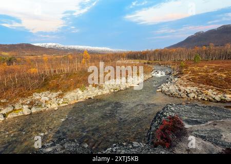 Herbst am See Gjevillvatnet im Bezirk Troendelag im Gebirgsgebiet Trollheimen, Norwegen Stockfoto